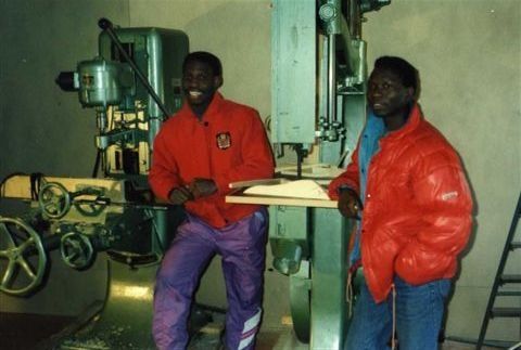 Tummat miehet Karisto &amp; Mawasu päättivät perustaa oman puusepänalan yrityksen Morogoroon Afrikkaan.